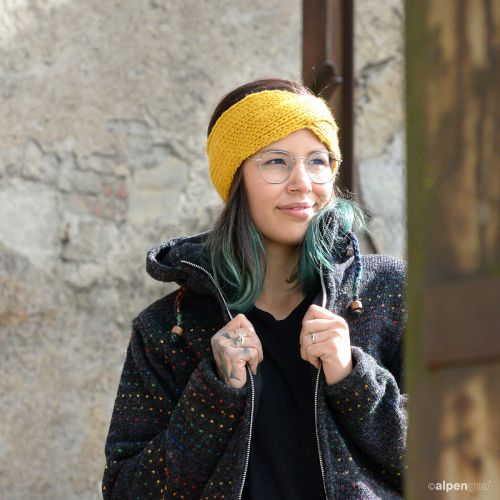 Gestricktes Stirnband Modell Sarala Senf Tragebeispiel